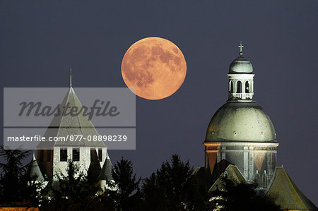 France, Seine et Marne, Provins. Super moon 2014. Biggest full moon of the year 2014. Sunrise moon over Tour Cesar and Saint-Quiriace church