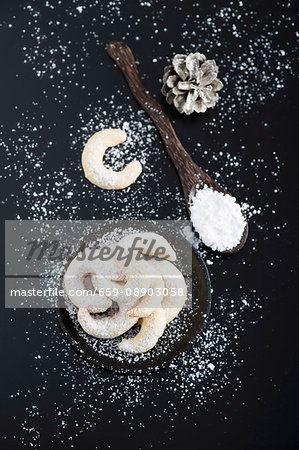 Vanilla crescent biscuits on a plate (seen from above)