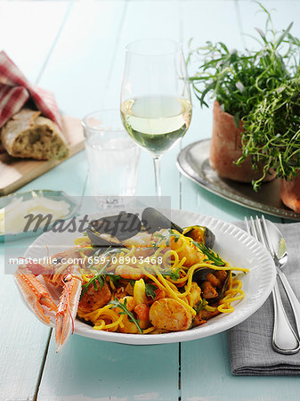 Spaghetti with seafood and rocket