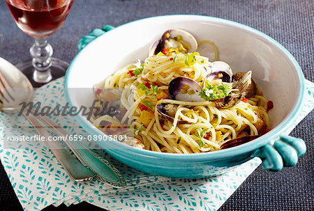 Spaghetti alle vongole (spaghetti with Venus clams, Italy)