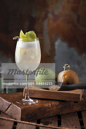 An autumnal cocktail made with vodka, apple and pear