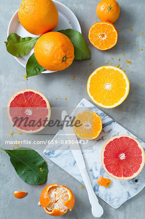 Citrus fruits, whole and halved (seen from above)