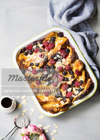 French toast with mixed berries and icing sugar