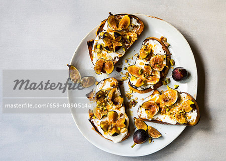 Toast with figs on Greek yogurt with chopped nuts