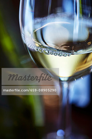 A glass of white wine (close-up)