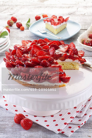 Creamy cheesecake with strawberries