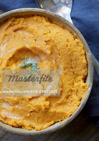 Mashed sweet potatoes with rosemary (seen from above)