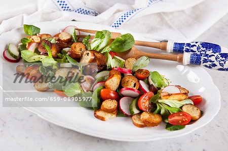 Pretzel salad with lamb's lettuce, cucumber, radishes and tomatoes