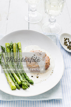 Fillet of pork with creamy green pepper sauce and asparagus