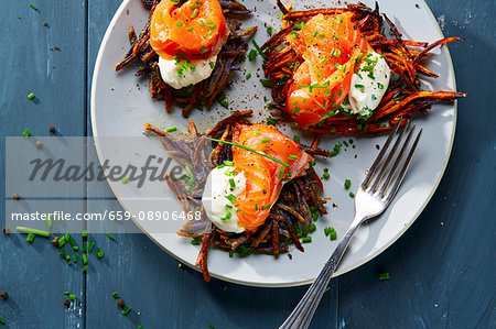 Vitelotte Rösti (fried Swiss potato cakes) with crème fraîche and salmon Vitelotte Rösti (fried Swiss potato cakes) with crème fraîche and salmon