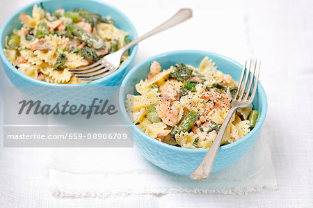 Farfalle with spinach, asparagus, smoked salmon and cream