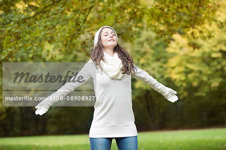 Portrait of a woman realing in the park in Autumn