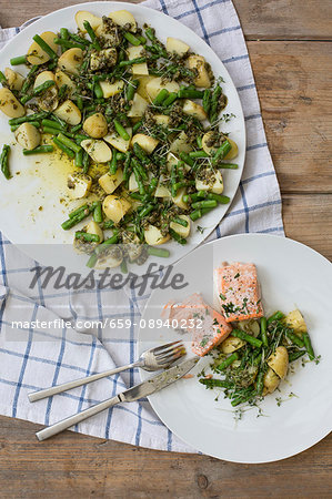 Potatoes with asparagus and salmon