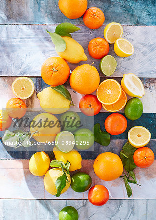 Citrus fruits, whole and sliced