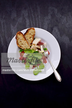 Tomato mozzarella salad with crispy bread Tomato mozzarella salad with crispy bread