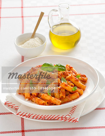 Maccheroni alla nduja (pasta with tomato sauce, spicy sausage and basil, Italy)