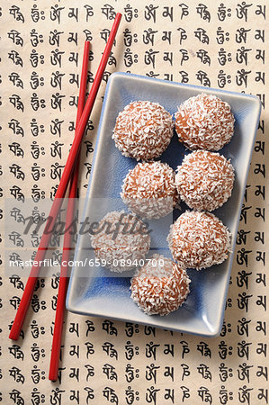 Coconut bites with grated coconut (Asia)