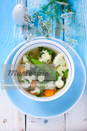 Cauliflower soup with carrots and mange tout