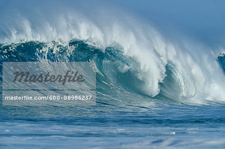 BBig dramatic wave on a sunny day in the Pacific Ocean at Oahu, Hawaii, USA