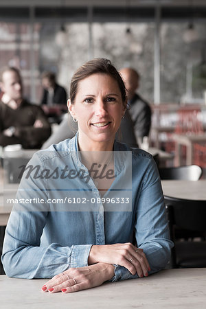 Portrait of smiling woman in cafe