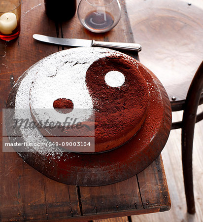 Cake decorated with yin yang symbol