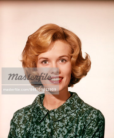 1960s PORTRAIT SMILING YOUNG WOMAN TEASED PAGE BOY RED HAIR WEARING PRINTED BLOUSE LOOKING AT CAMERA