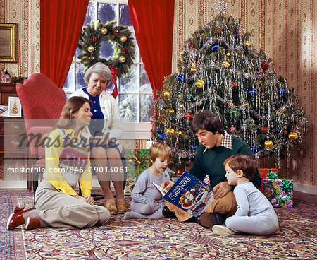 1970s FAMILY READING CHRISTMAS BOOK MOTHER FATHER SONS GRANDMOTHER