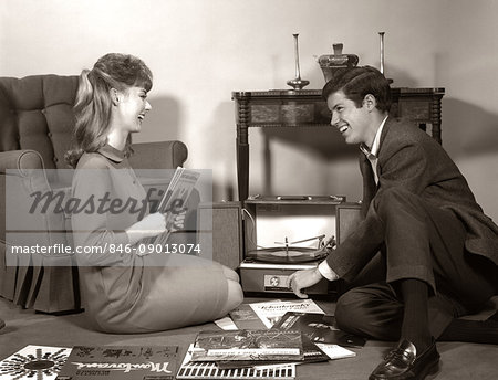 1962s YOUNG COUPLE MAN WOMAN BROWSING LISTENING VINYL RECORDS
