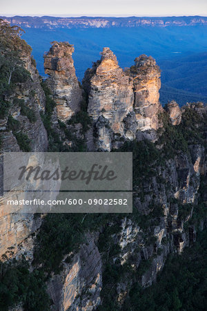 Three Sisters rock formation at sunset in th Blue Mountains National Park in New south Wales, Australia