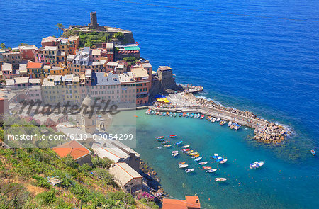 The colorful sea village of Vernazza, Cinque Terre, UNESCO World Heritage Site, Liguria, Italy, Europe
