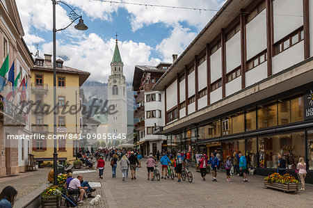 View of Parrocchiale SS Filippo e Giacomo and shopping area, Cortina d'Ampezzo, South Tyrol, Italian Dolomites, Italy, Europe