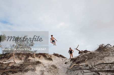 Mother And Son Diving Off Cliff Destin Florida Photographie De Stock Masterfile Premium Libres De Droits Code 614 09056947