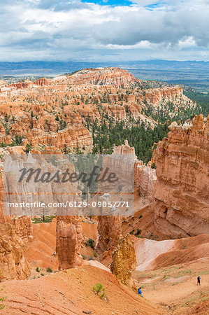 Hikers on Navajo Loop Trail. Bryce Canyon National Park, Garfield County, Utah, USA.