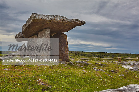 The Poulnabrone dolmen, prehistoric slab burial chamber, The Burren, County Clare, Munster, Republic of Ireland, Europe