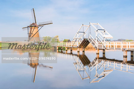 Windmill and sluice on the canal, Kinderdijk, UNESCO World Heritage Site, Molenwaard municipality, South Holland province, Netherlands, Europe Windmill and sluice on the canal, Kinderdijk, UNESCO World Heritage Site, Molenwaard municipality, South Holland province, Netherlands, Europe