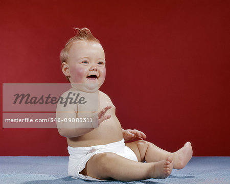 1960S BABY WEARING CLOTH DIAPER SITTING UP LAUGHING HAPPY 1960S BABY WEARING CLOTH DIAPER SITTING UP LAUGHING HAPPY