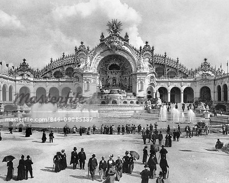 1900 CHATEAU OF WATER AT THE PARIS EXPOSITION WITH PALACE OF ELECTRICITY BEHIND UNIVERSELLE WORLD'S FAIR PARIS FRANCE