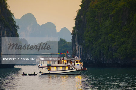 Boats on Halong Bay, UNESCO World Heritage Site, Vietnam, Indochina, Southeast Asia, Asia