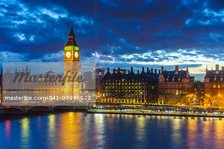 Big Ben (the Elizabeth Tower) and Westminster Bridge at dusk, London, England, United Kingdom, Europe