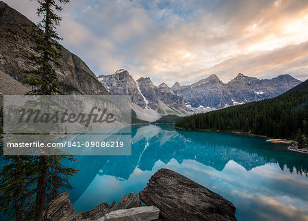 Moraine Lake at sunset in the Canadian Rockies, Banff National Park, UNESCO World Heritage Site, Alberta, Canada, North America