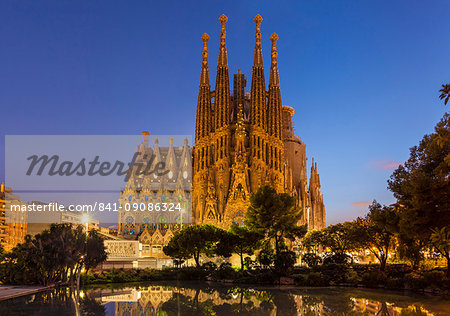 La Sagrada Familia church lit up at night designed by Antoni Gaudi, UNESCO World Heritage Site, reflected in pool, Barcelona, Catalonia (Catalunya), Spain, Europe