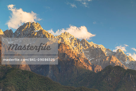 Tiger Leaping Gorge, UNESCO World Heritage Site, and Jade Dragon Snow Mountain (Yulong Xueshan), Yunnan, China, Asia