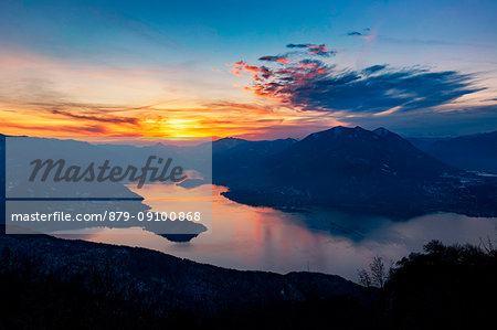 Colored sunset on como lake from passo d'agueglio, esino lario, province of lecco, lombardy, italy