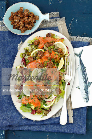 Smoked salmon, lettuce, avocado, capers and croutons salad