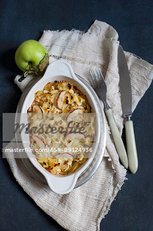 Pasta bake with apple slices