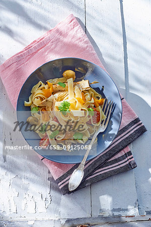 Ribbon noodles with artichokes, olives and tomatoes