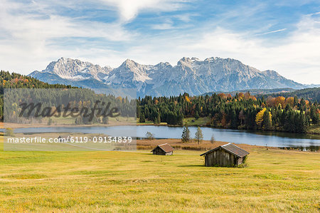 Lodges with Gerold lake and Karwendel Alps in the background, Krun, Upper Bavaria, Bavaria, Germany.