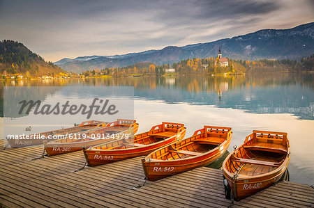 View of rowing boats on Lake Bled and Santa Maria Church (Church of Assumption), Gorenjska, Slovenia, Europe