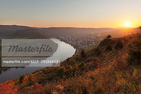 Loop of Moselle River at sunset near the town of Kroev, Rhineland-Palatinate, Germany, Europe