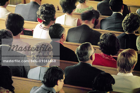 1980s ADULT MEN AND WOMEN PEOPLE SITTING IN CHURCH PEWS